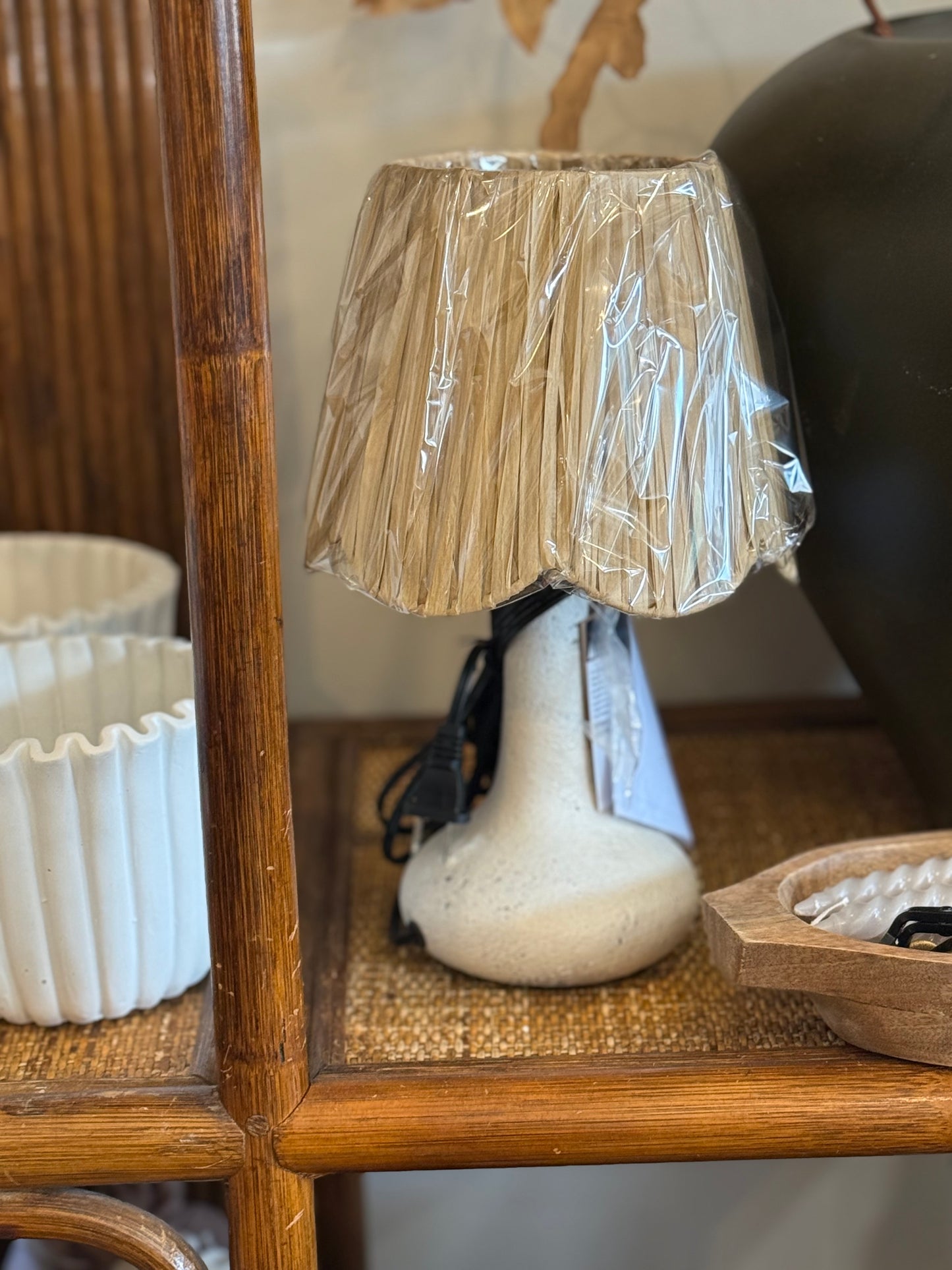 TABLE LAMP TXT CERA BASE W/SCALLOP RAF SHADE WH-NT