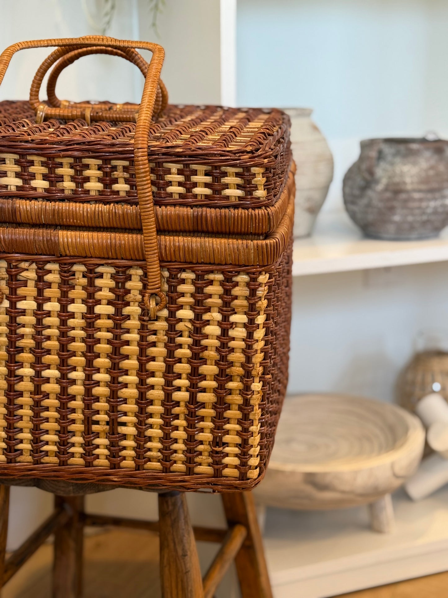 Wicker vintage basket w handles 🧺