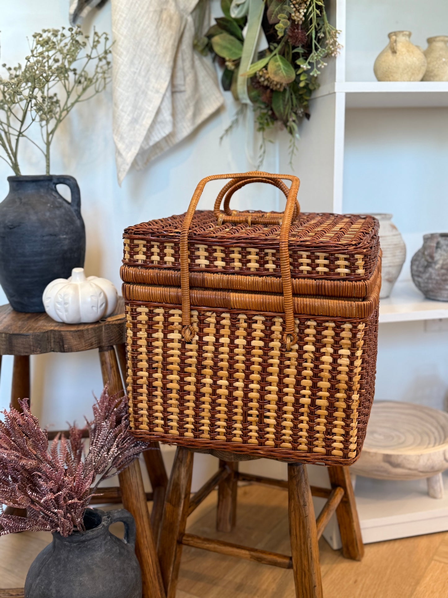 Wicker vintage basket w handles 🧺