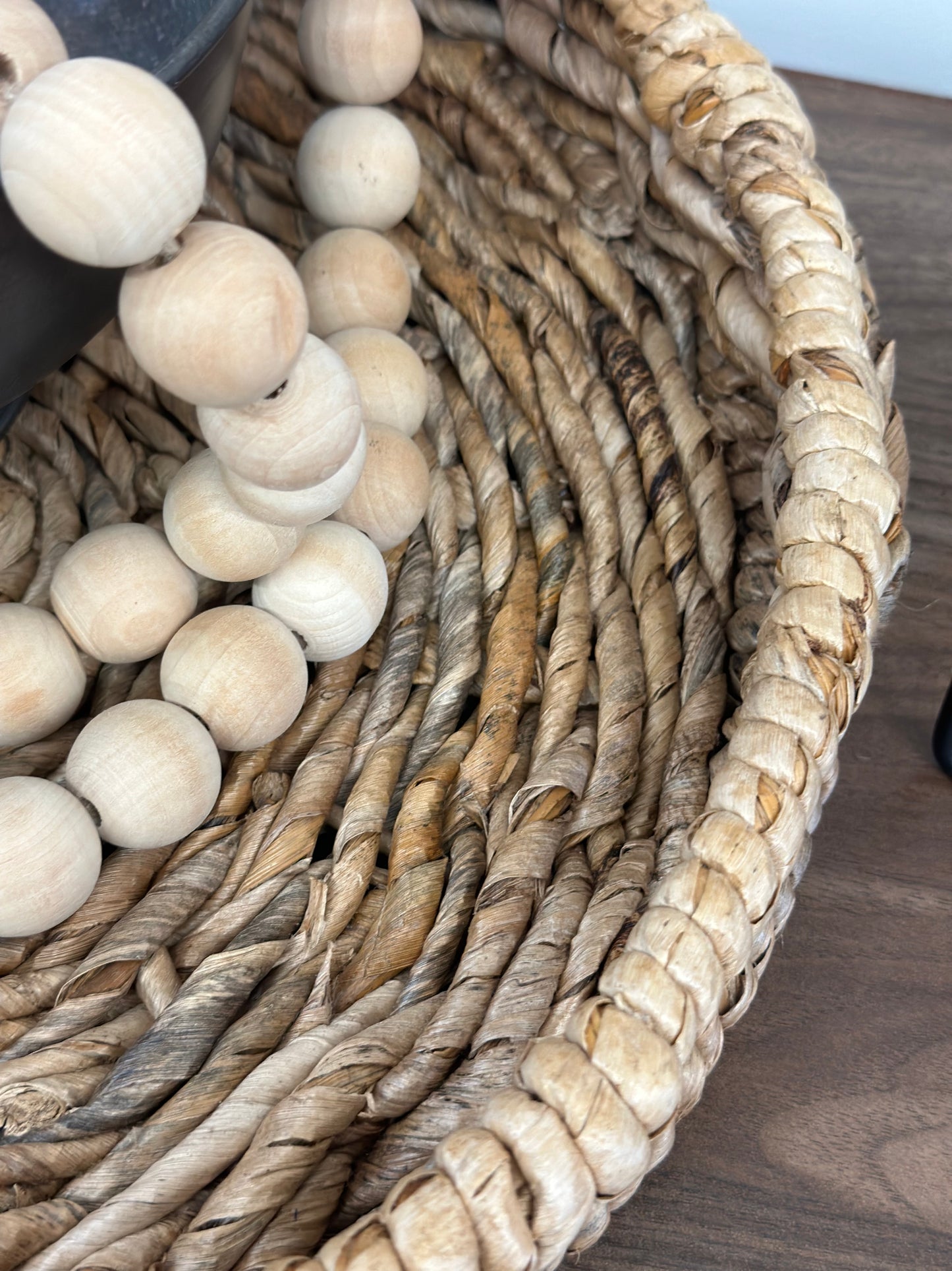 Round wicker tray
