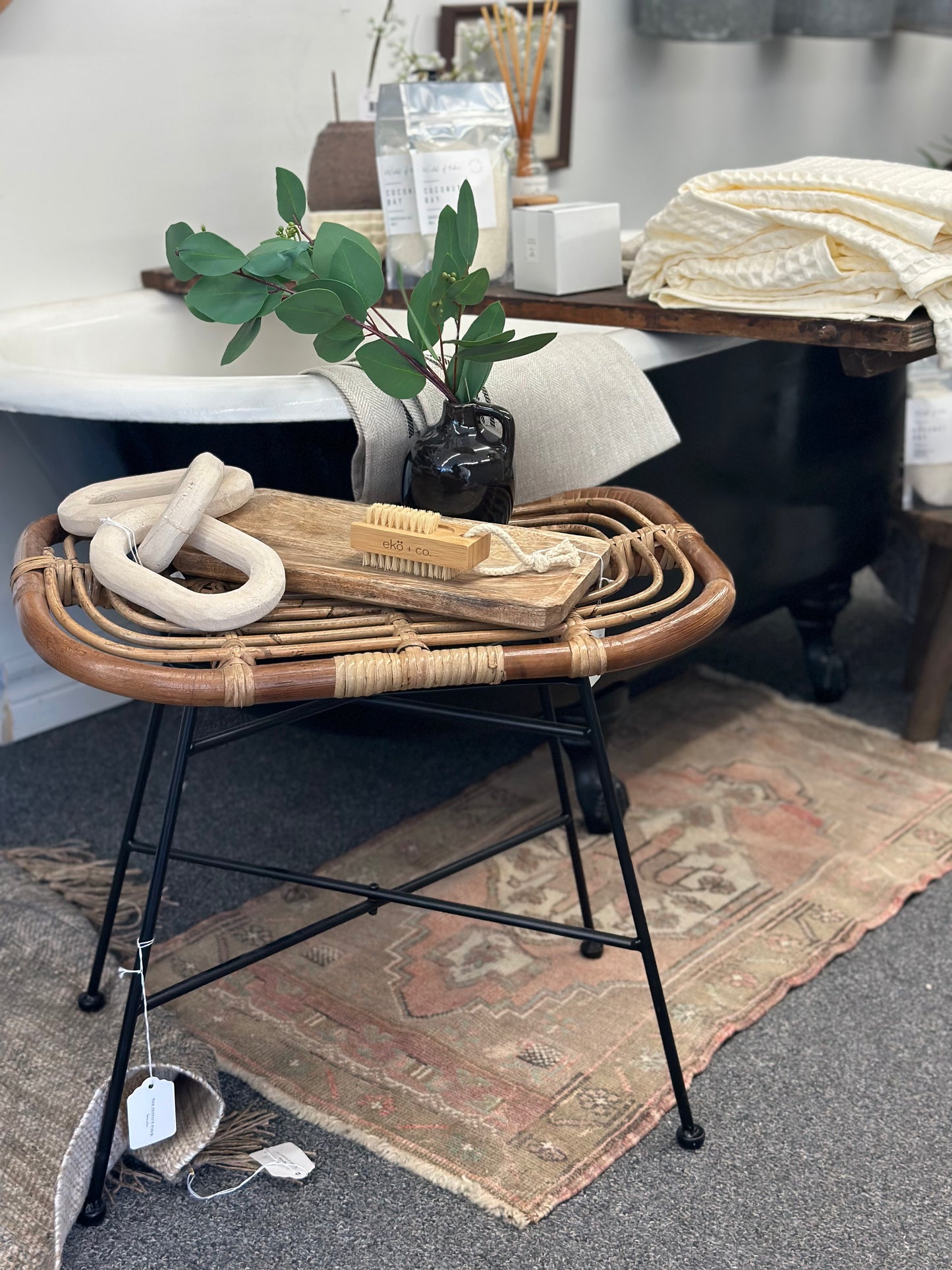 Wicker bath bench with black base