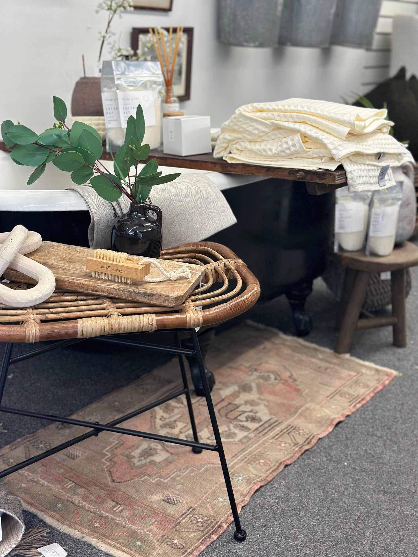 Wicker bath bench with black base