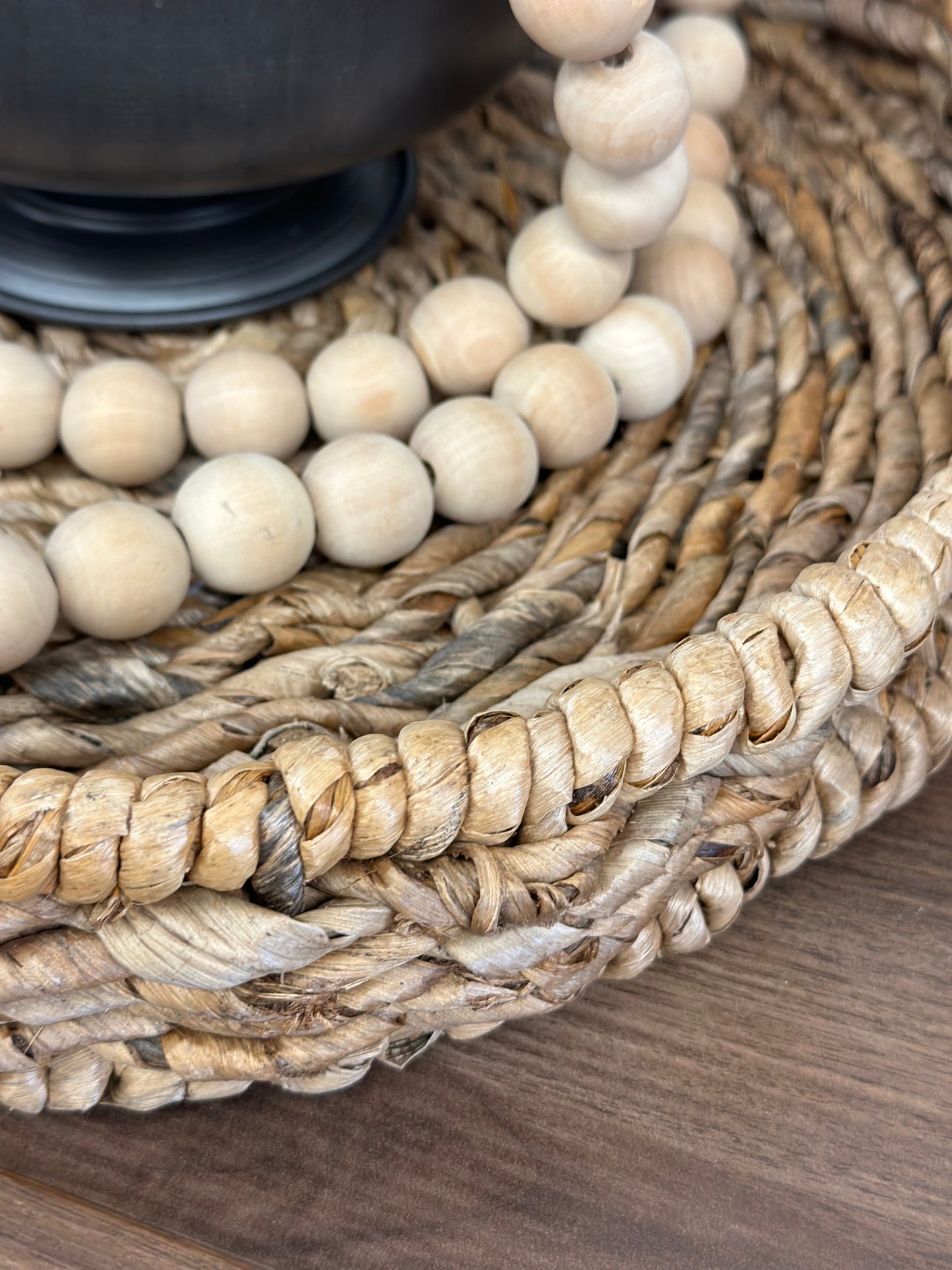 Round wicker tray