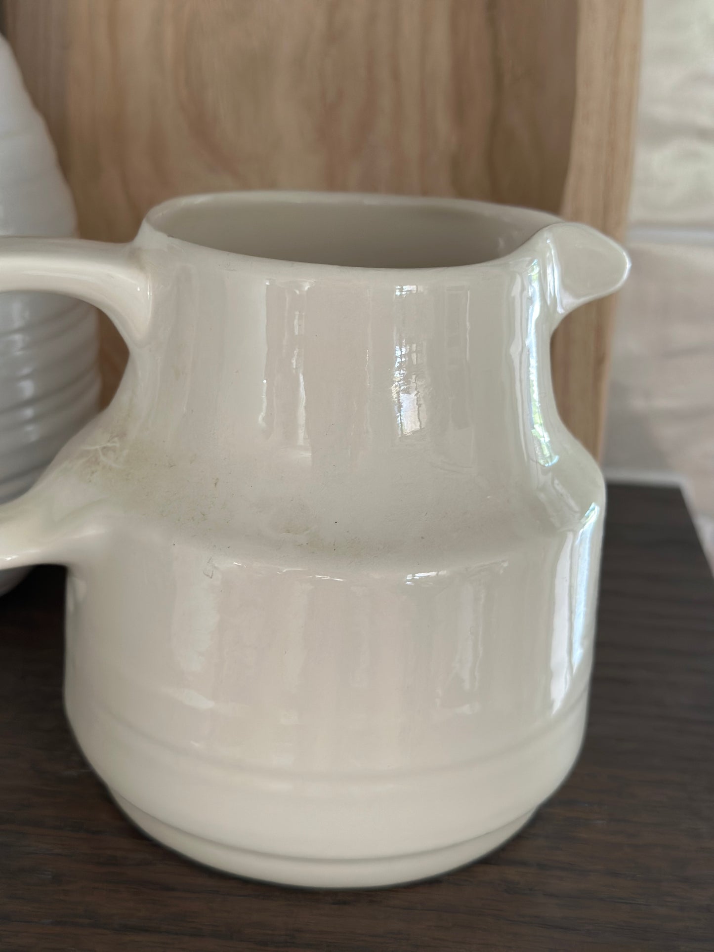 Cream pot with handle
