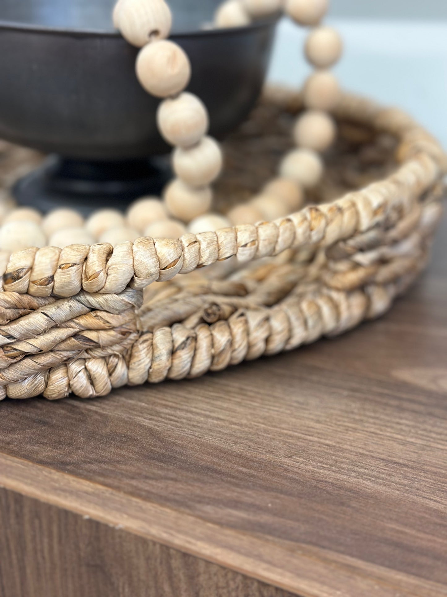 Round wicker tray