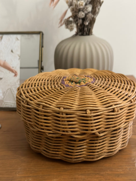 Small wicker basket with lid