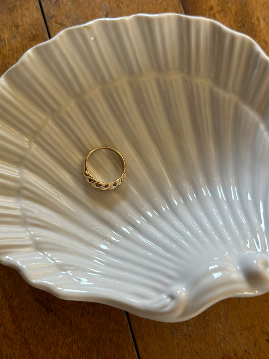 Shell white dish