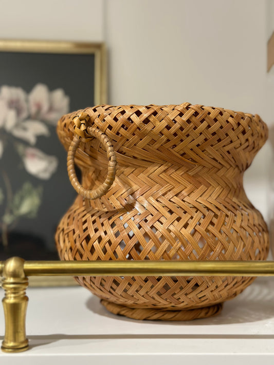 Wicker vase with loop handles