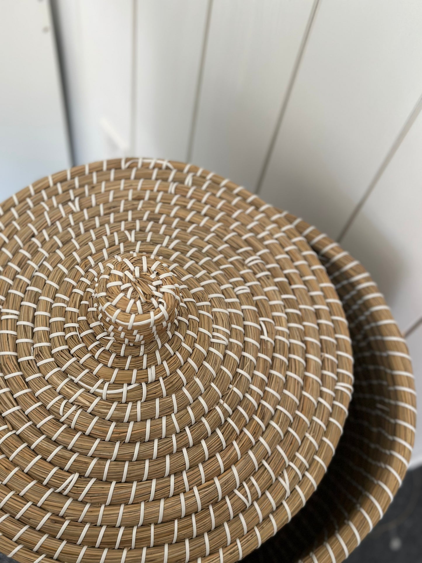 Woven basket with lid