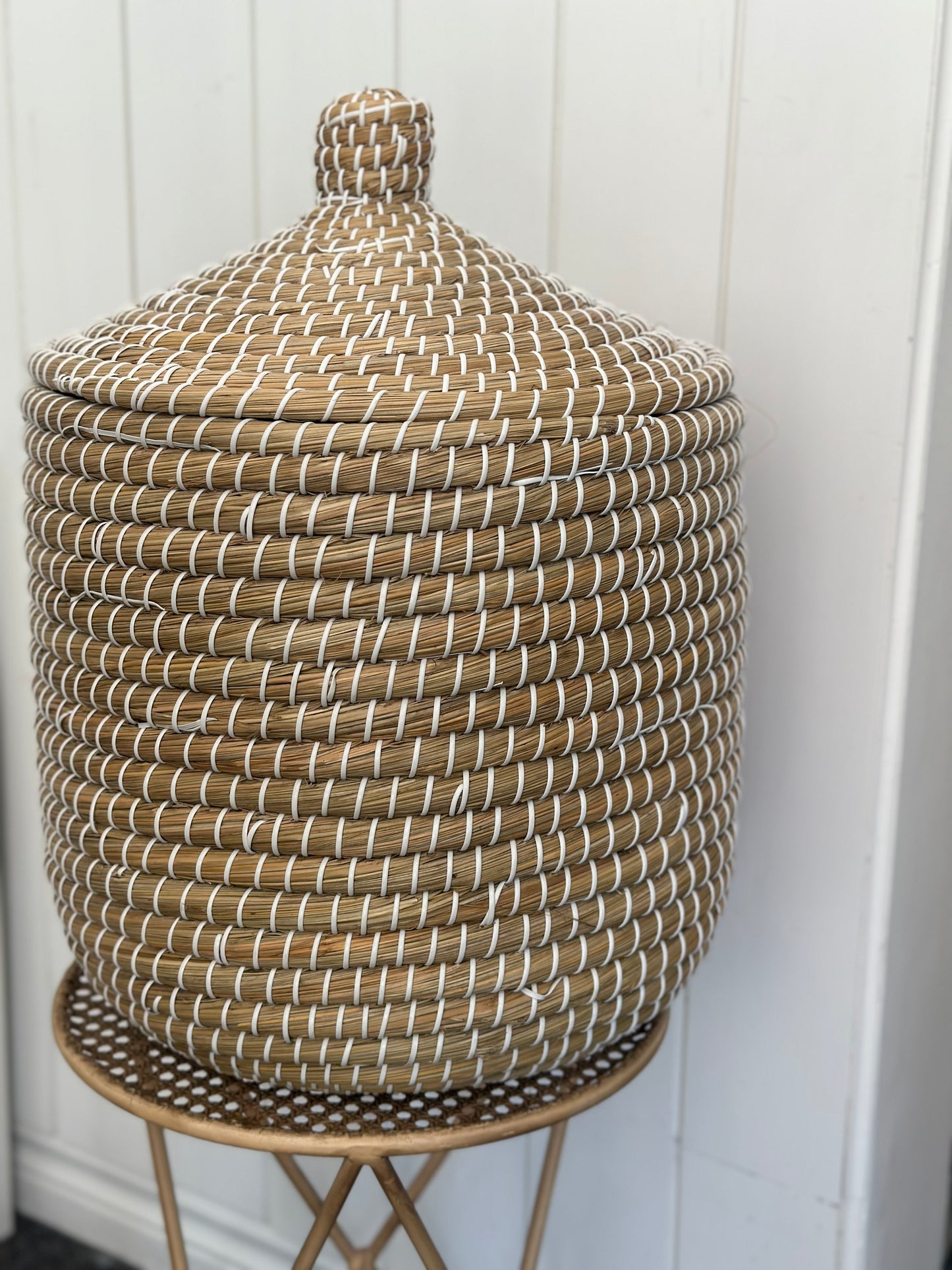 Woven basket with lid